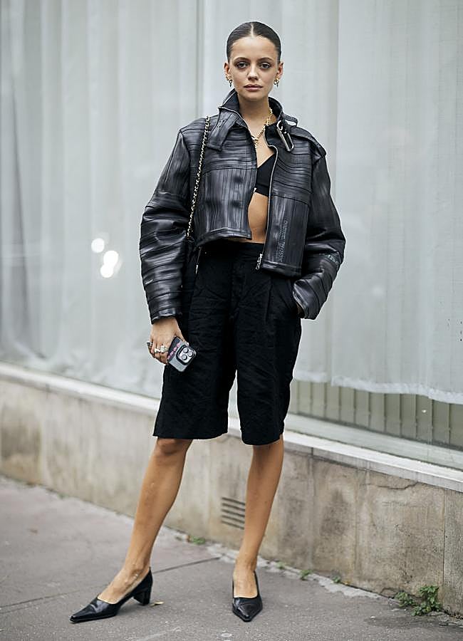 Imagen - Look con bermudas negras/ SPOTLIGHT LAUNCHMETRICS