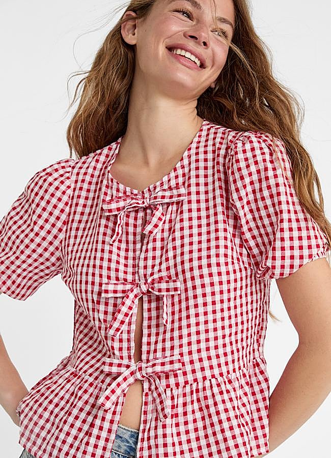 Imagen - Blusa con estampado vichy de Stradivarius (19,99 euros).