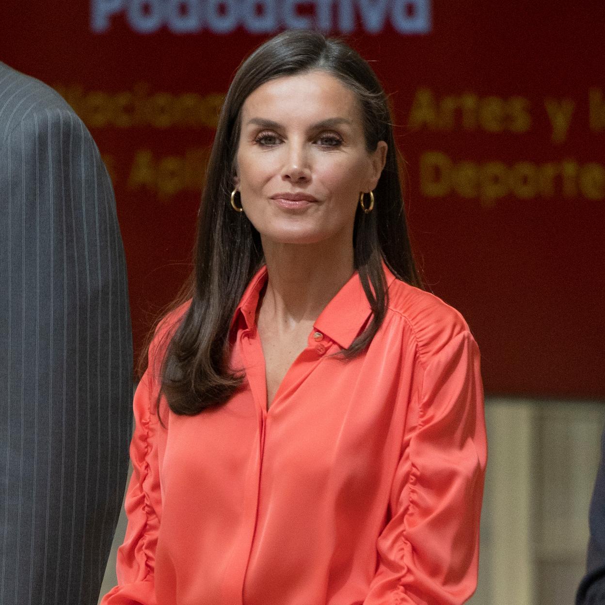 La reina Letizia con camisa de seda.
