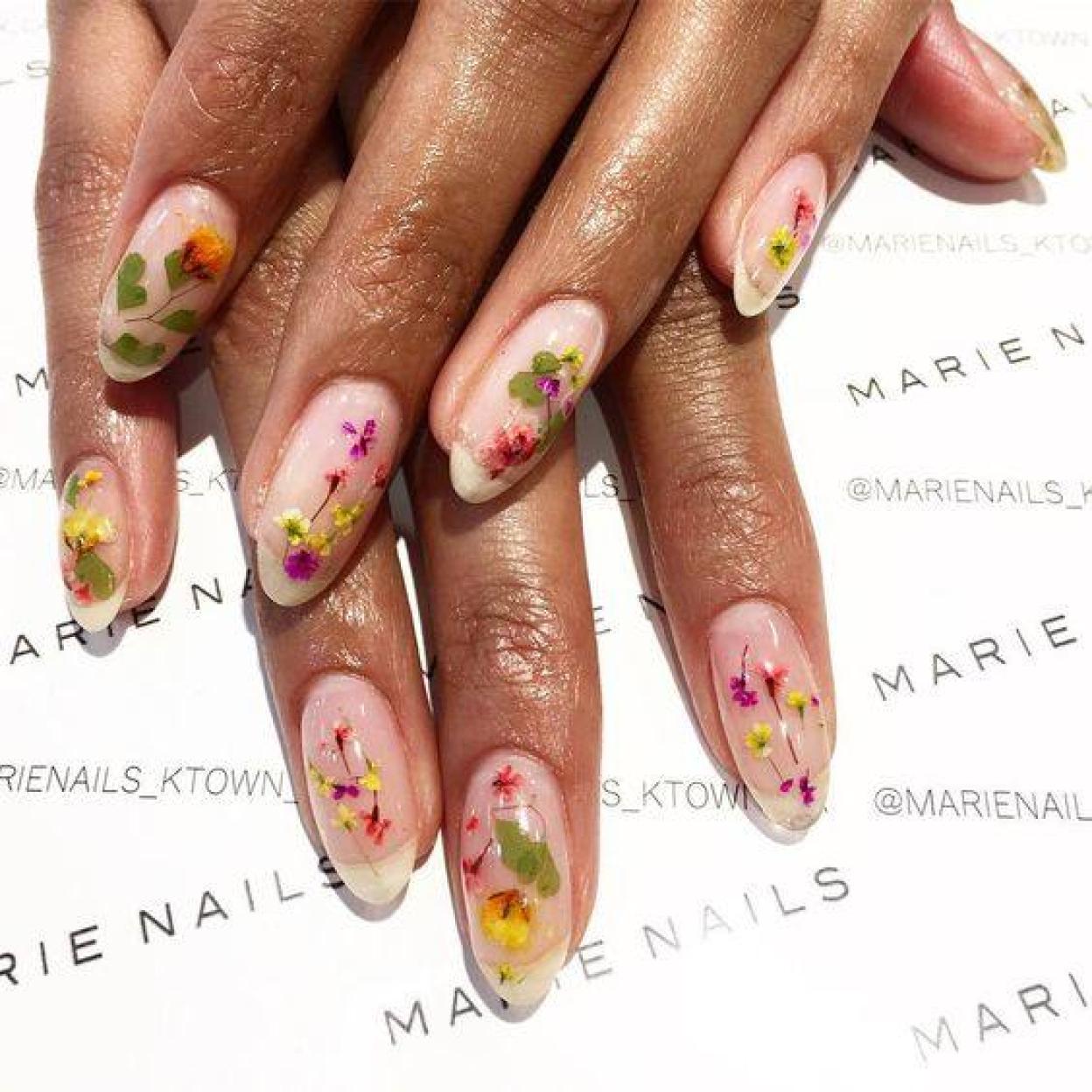 Manicura de flores secas para primavera