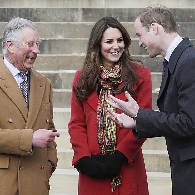 El rey Carlos III junto a su hijo, Guillermo de Gales y su nuera, Kate Middleton. 