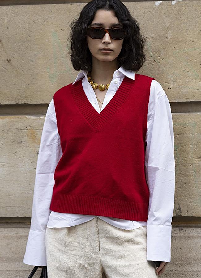 Imagen - Una mujer con camisa blanca y chaleco rojo. Foto: Launchmetrics spotlight