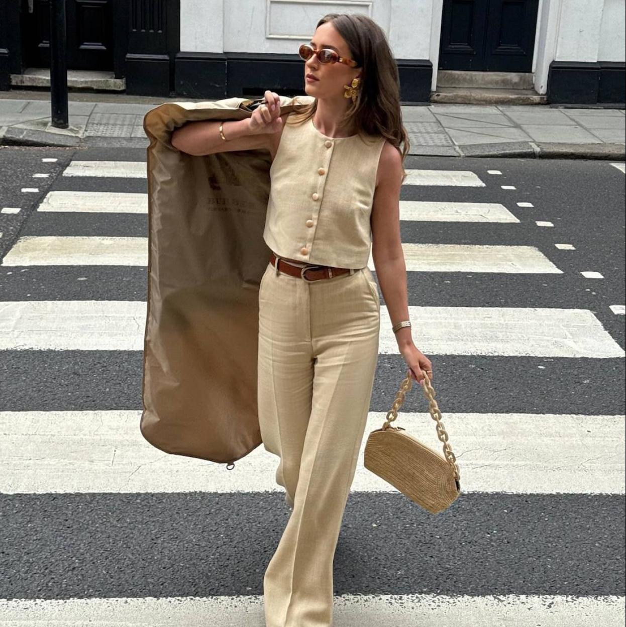 Influencer con look de traje para primavera