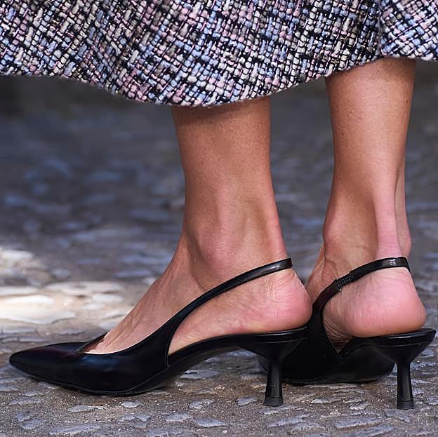 Así quedan los zapatos kitten heel de Letizia.