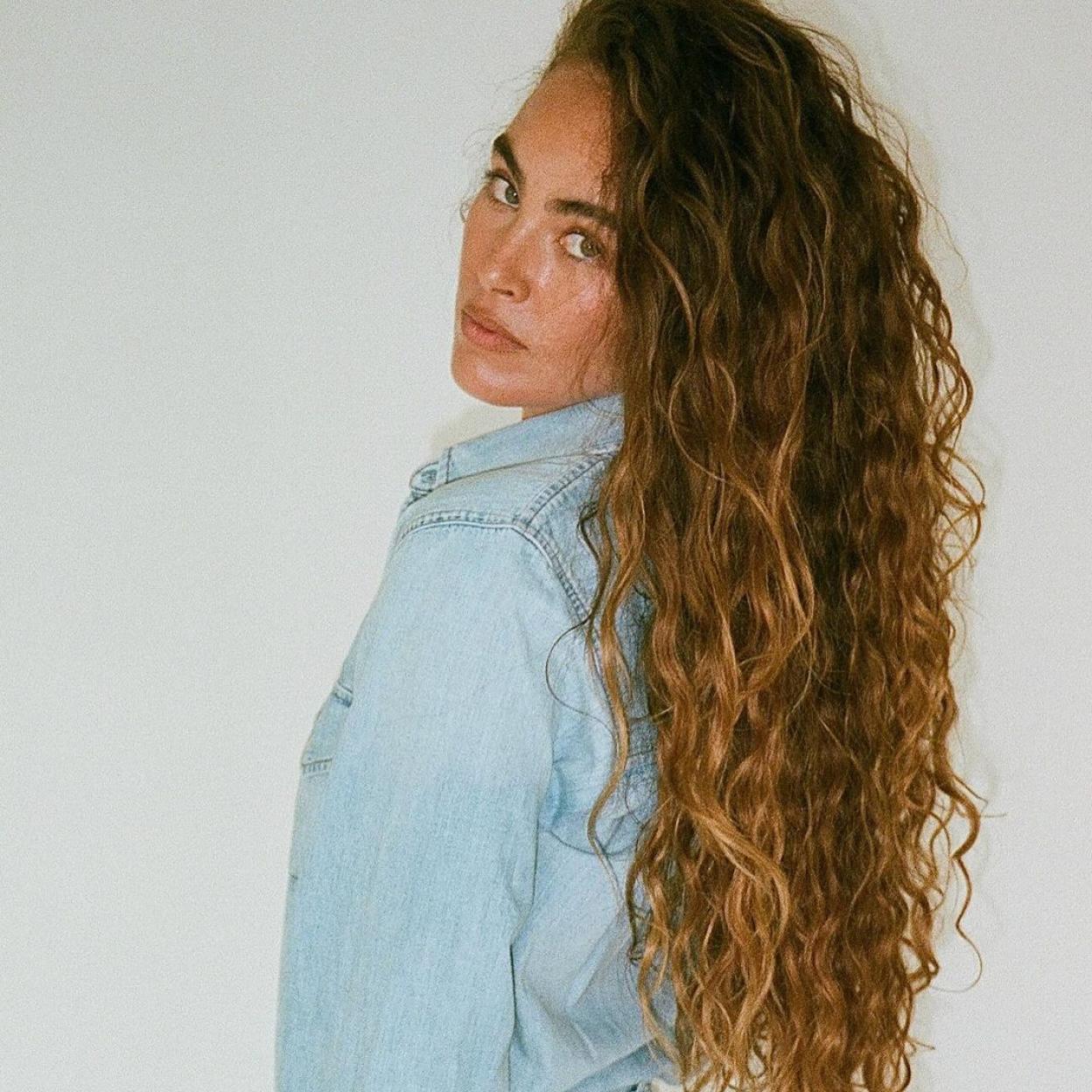 Influencer con pelo rizado