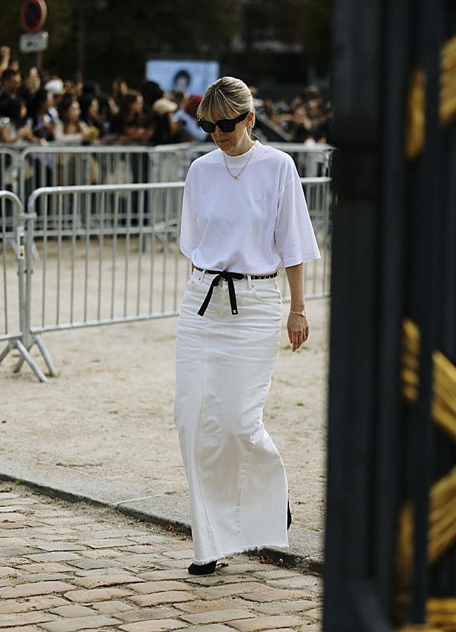 Imagen - Una mujer con falda midi blanca y camiseta. Foto: Launchmetrics spotlight.