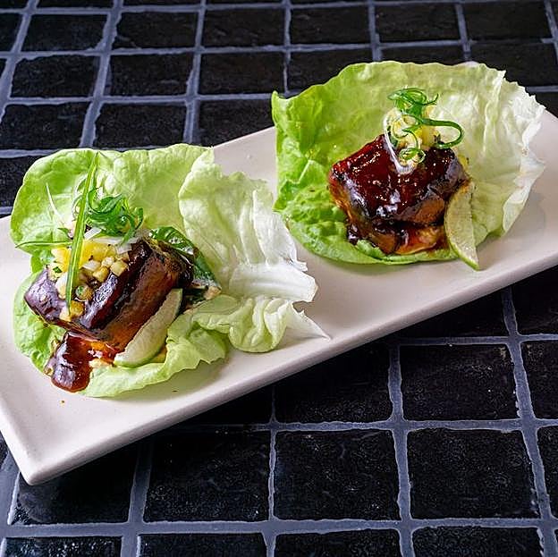 El Säam de papada ibérica glaseada con piña y hierbabuena de Terracotta, uno de los platos que hay que probar.