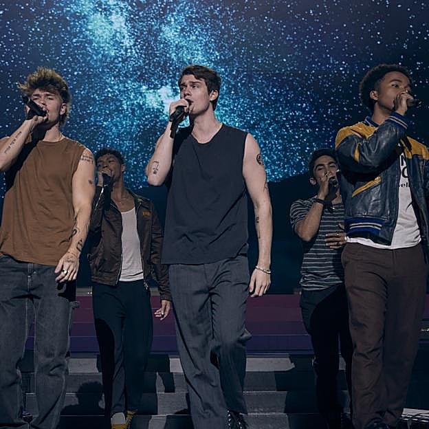 En el centro Nicholas Galitzine, que interpreta al solista principal de la boy band de ficción August Moon.