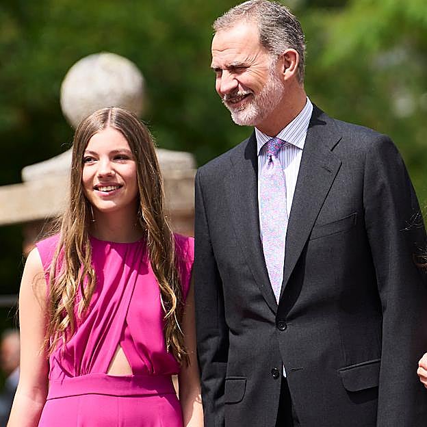 La infanta Sofía, con su padre, el rey Felipe VI. 