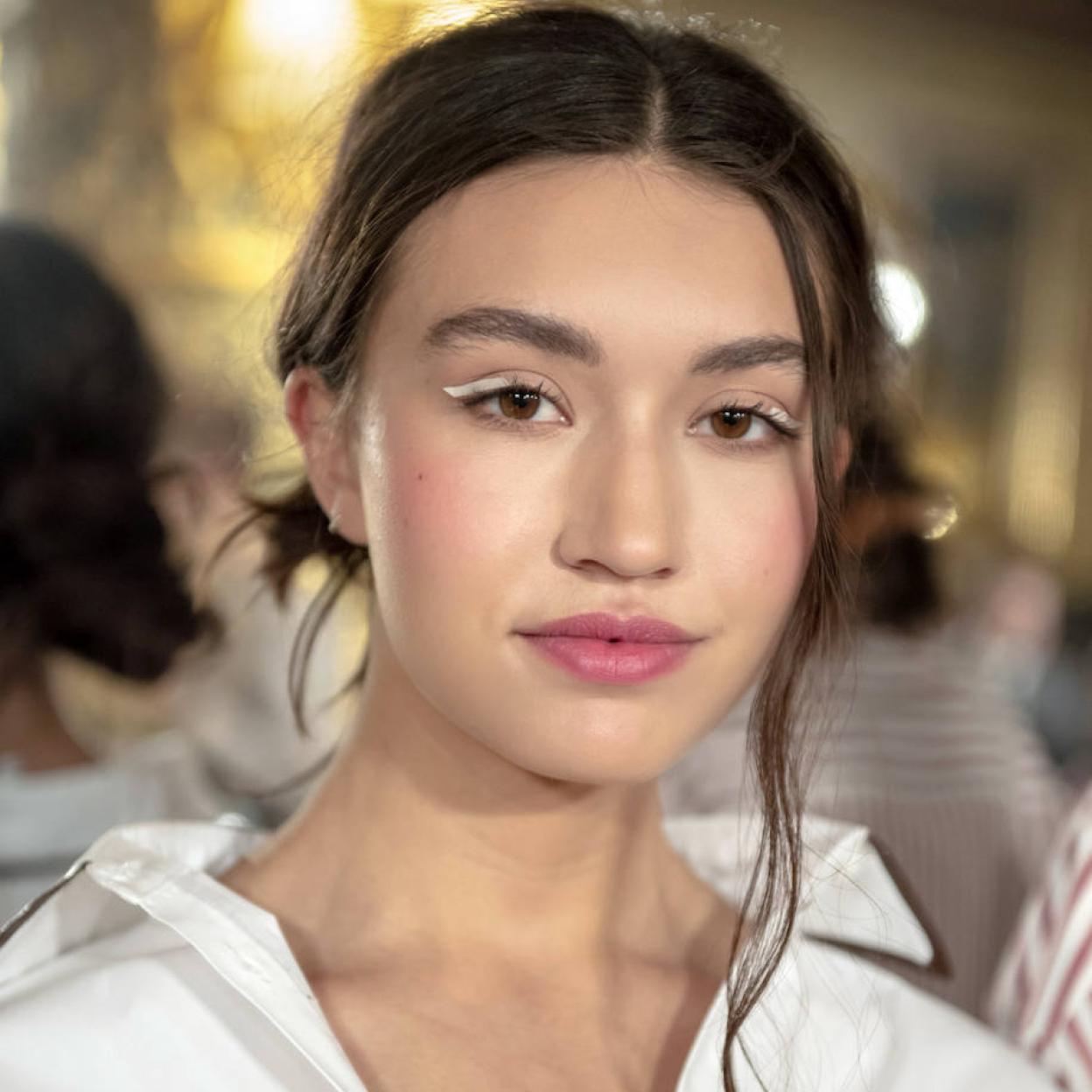 Modelo con eyeliner blanco