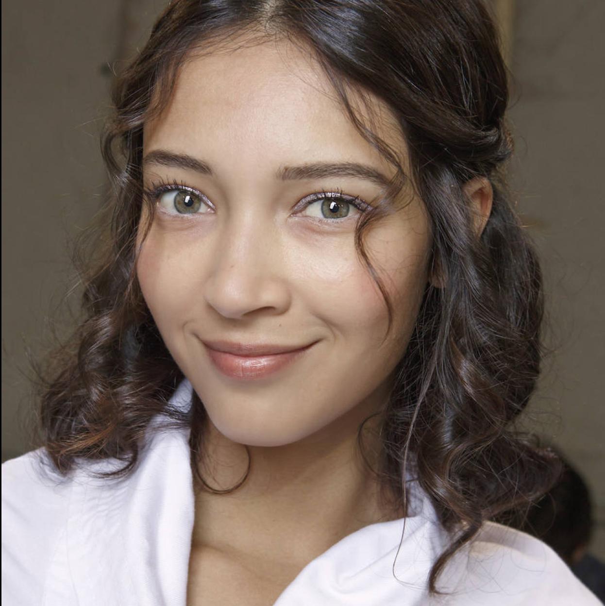 Modelo con piel limpia y perfecta