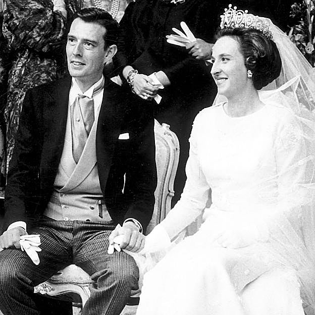 Así fue la boda de la infanta Pilar y Luis Gómez-Acebo: en Portugal, contra el deseo de su padre y con una impresionante tiara