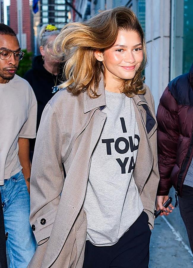 Imagen - Zendaya con camiseta gris de Loewe y eslogan 'I Told Ya'. Foto: Getty.