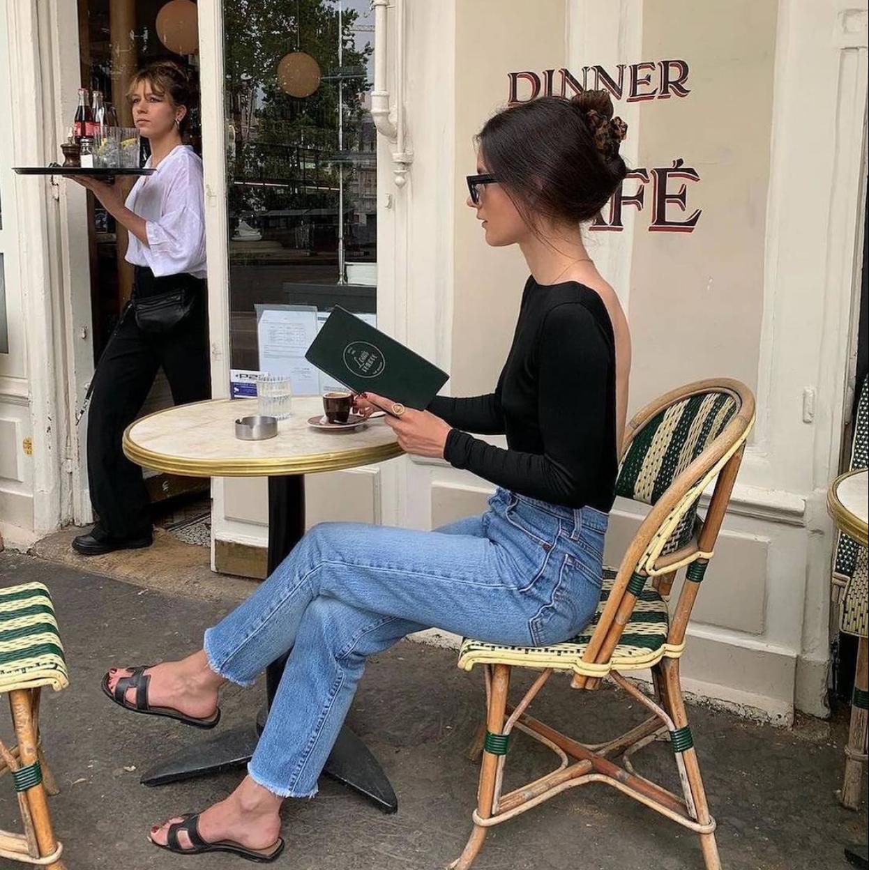 Influencer parisina con camiseta de espalda al descubierto