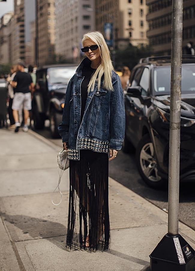 Imagen - Look de cazadora vaquera con vestido de flecos. Foto: Launchmetrics Spotlight.