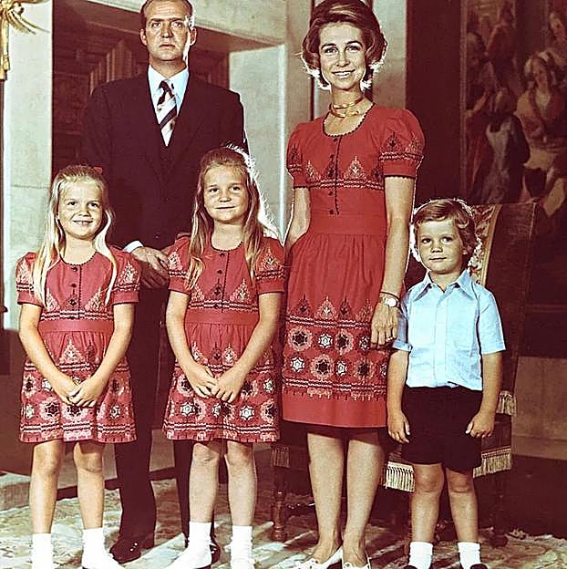 Doña Sofía con un look coordinado con sus hijas.