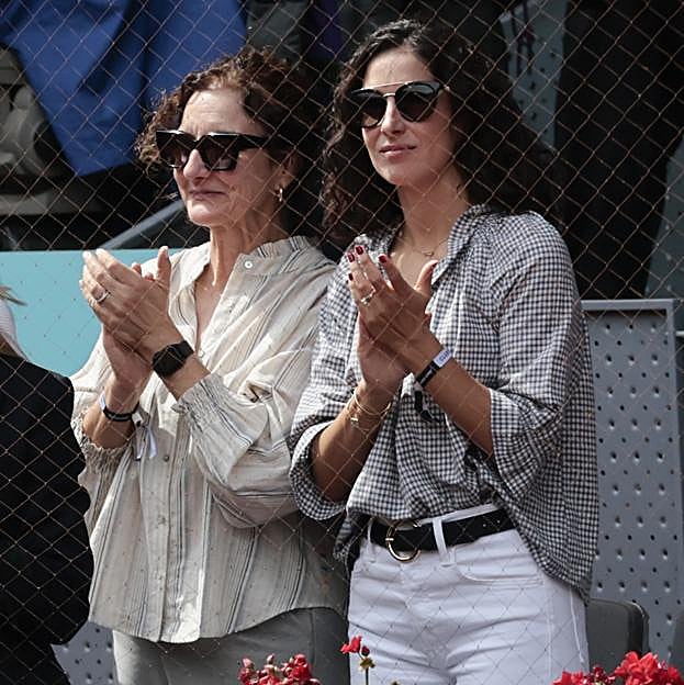 Xisca Perelló con un look con blusa holgada.