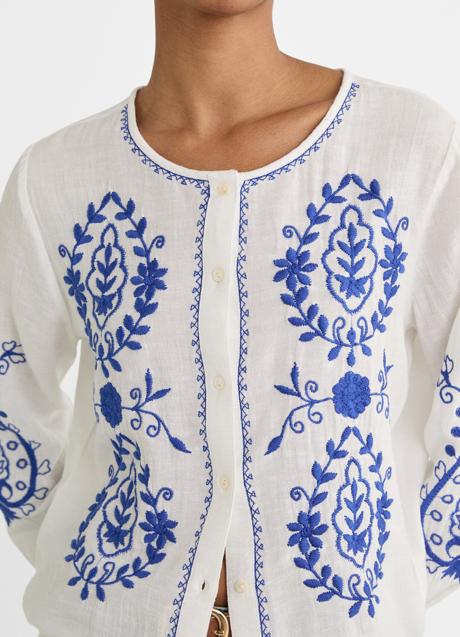 Imagen - Blusa con bordados de Stradivarius (25,99 euros)