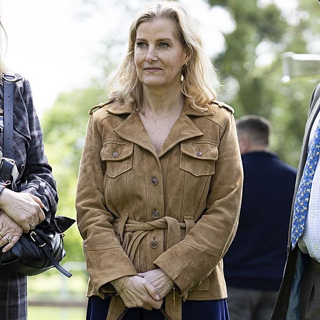 Sofía de Edimburgo tiene el bolso más deseado por las francesas (y el look de entretiempo más favorecedor) 