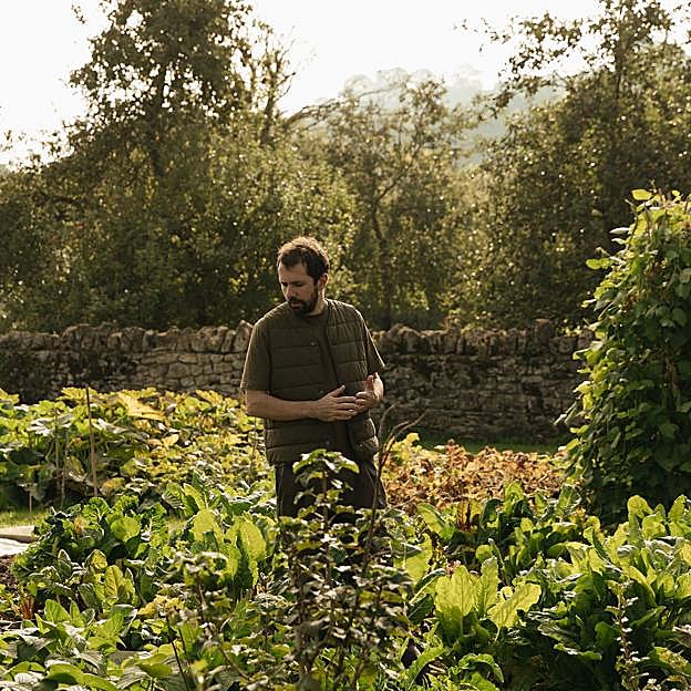 El chef Merlin Labron-Johnson en el huerto en el que cultiva los ingredientes con los que elabora los platos que sirve en Osip.