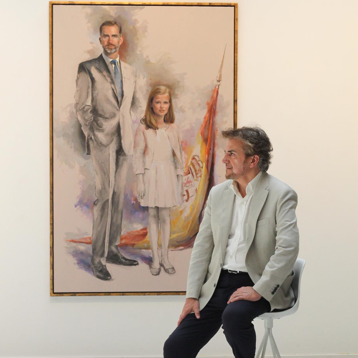 Ricardo Sanz, ante el retrato de Felipe VI y su hija Leonor para el Club Siglo XXI. 