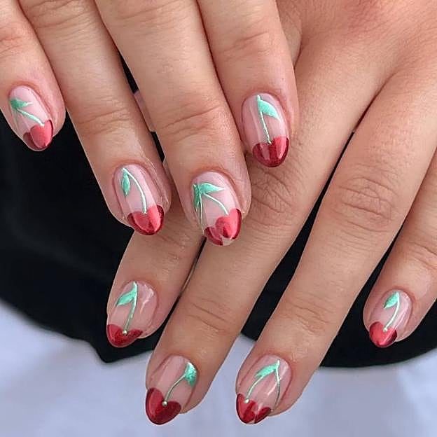 Uñas con cerezas metalizadas