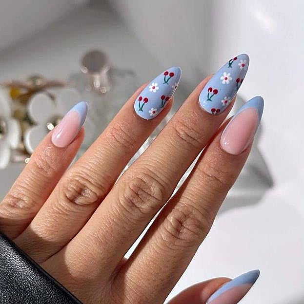Manicura de cerezas en azul bebé
