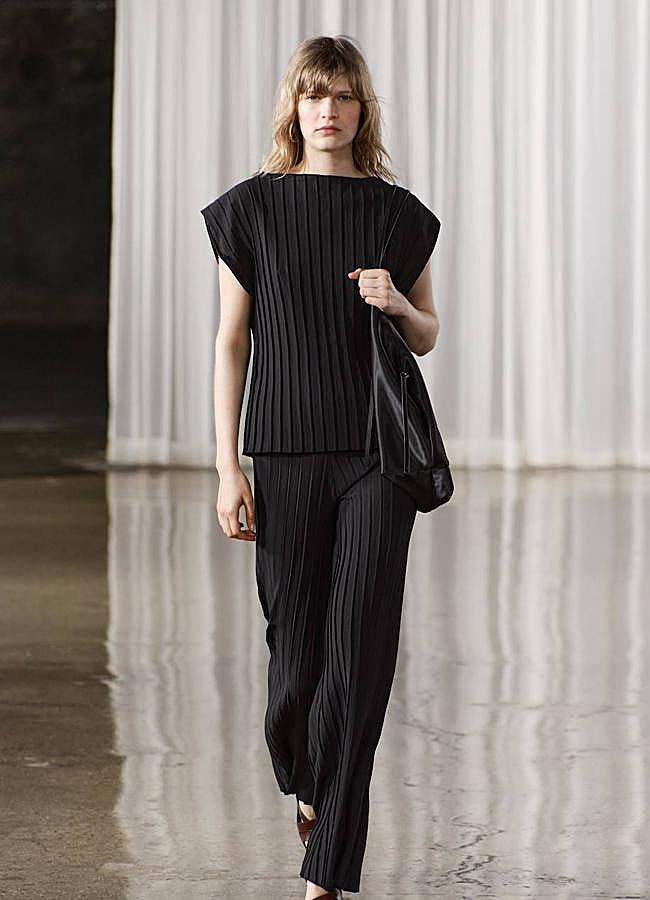 Imagen - Total look negro en tejido plisado