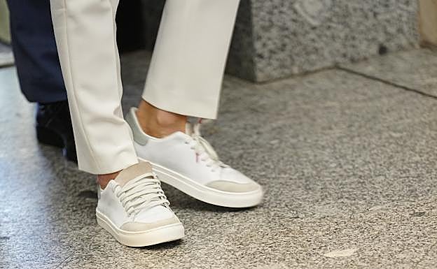 Letizia luciendo unas cómodas zapatillas de deporte. 