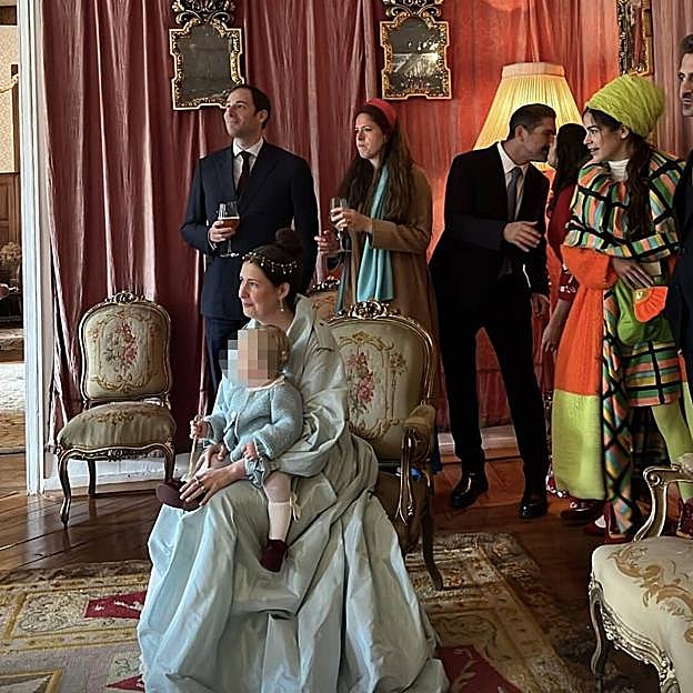 Luna Medina durante su boda rodeada de amigos y familiares. 