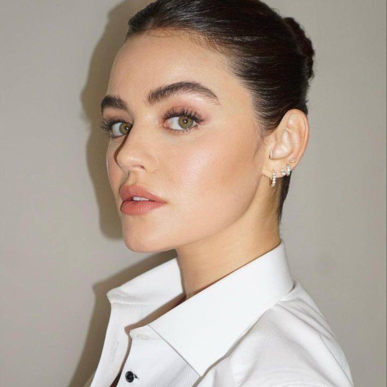 Lucy Hale con mirada radiante