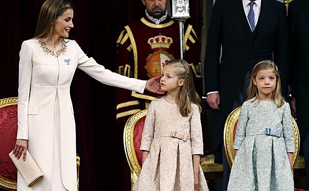 Tierna imagen de doña Letizia con la princesa Leonor y la infanta Sofía en la proclamación del rey Felipe VI.