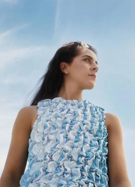 Imagen - Carolina Marín con top de Louis Vuitton y pendientes de Gold&Roses. Fotografía: Elena Olay / Estilismo: Almudena Carnicero