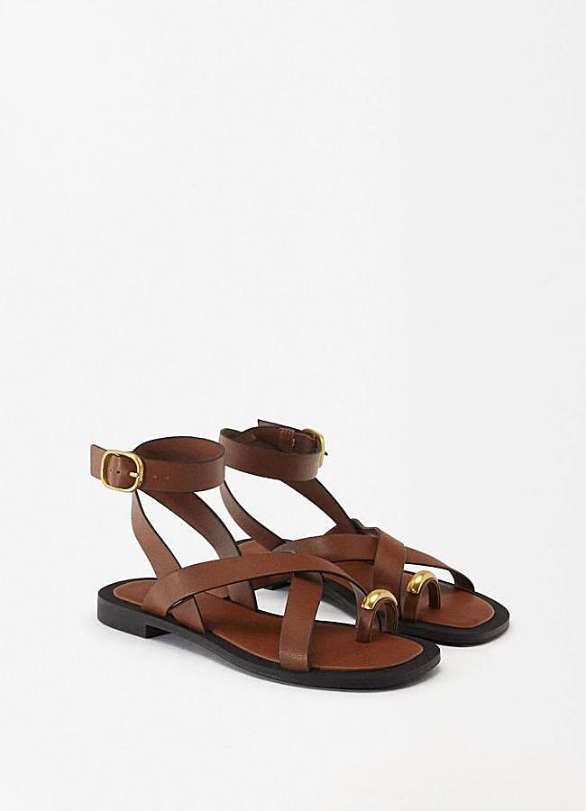 Imagen - Sandalias planas de tiras con detalle metálico para el dedo