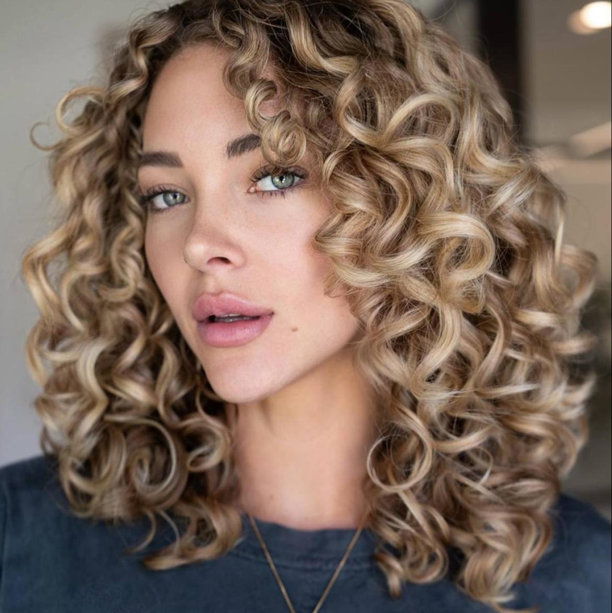 Modelo con pelo rizado definido