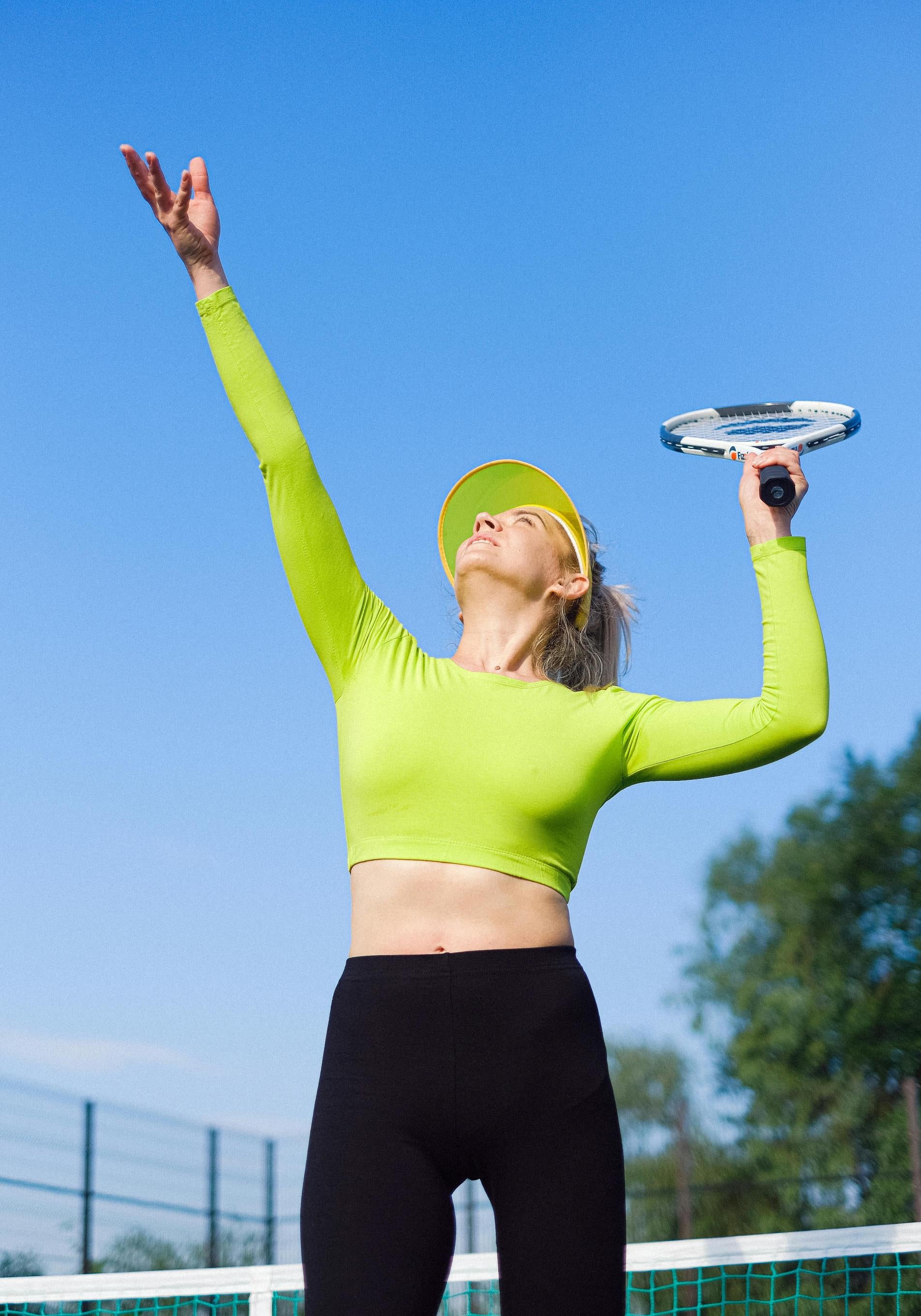 Mujer jugando al tenis