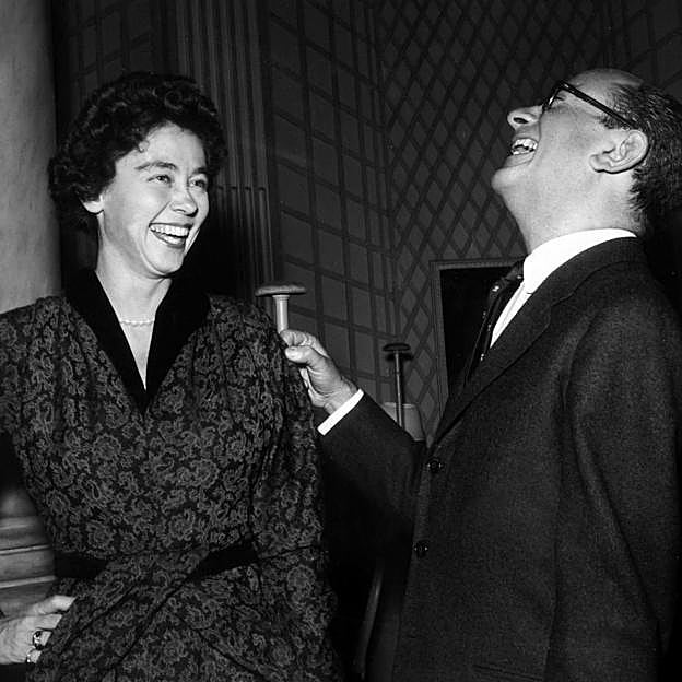 Federica de Grecia, madre de la reina Sofía, con el diseñador del vestido, Jean Dessès.