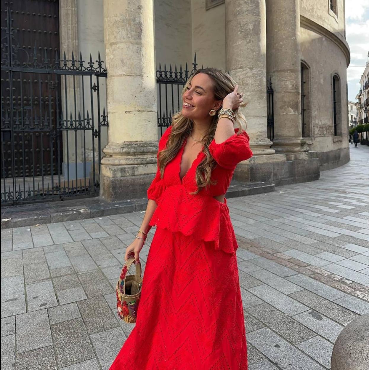 Influencer con vestido rojo