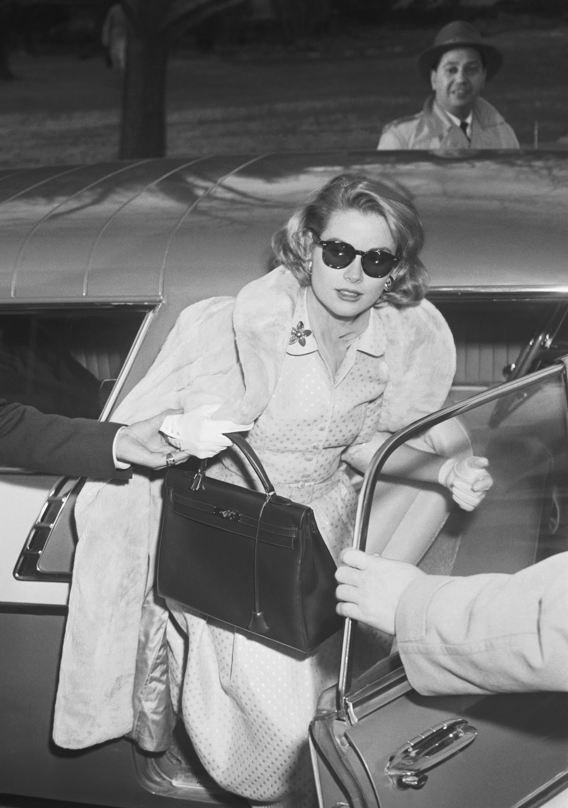 Grace Kelly con uno de sus bolsos de Hermés.