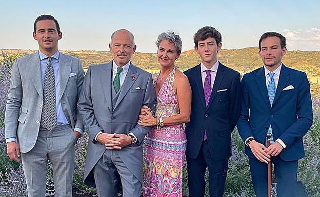 Carla Royo-Villanova y principe Kubrat, junto a sus tres hijos. 