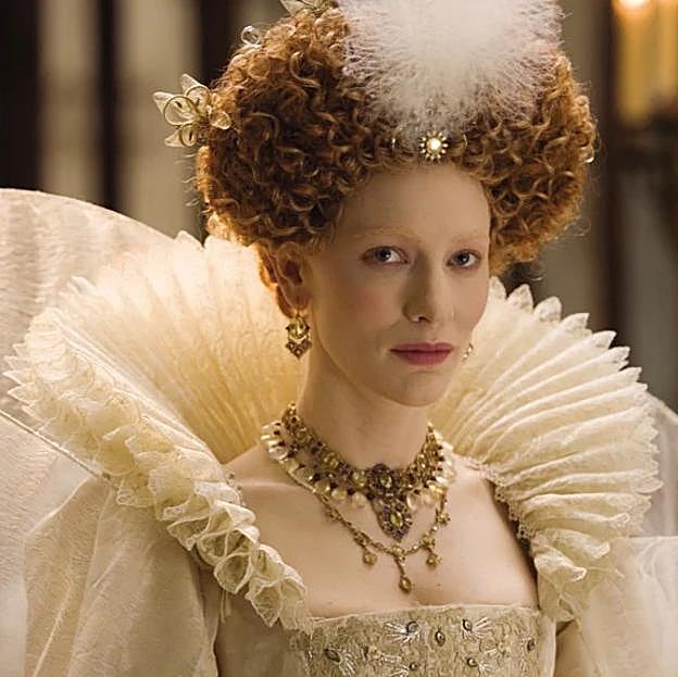 Cate Blanchett en un fotograma de la película Elizabeth: La edad de oro.