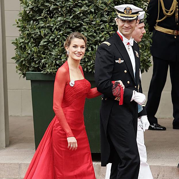 Doña Letizia, junto al príncipe Felipe, en la boda de los príncipes Federico y Mary con un diseño de Caprile