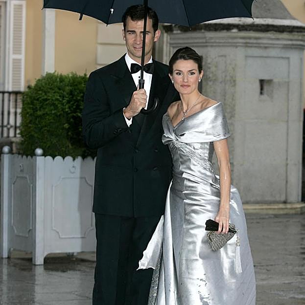 Letizia, con el vestido de Caprile en la cena previa a su boda con don Felipe. .