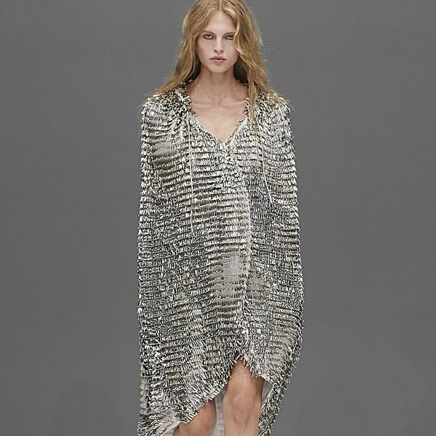 Imagen principal - Looks de Courrèges, Bluemarine y Emporio Armani.