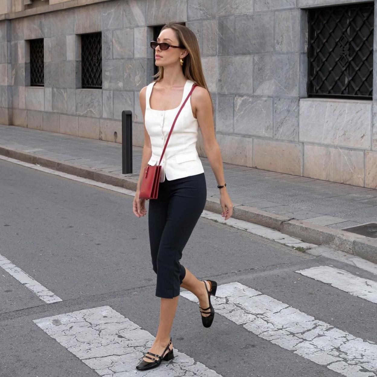 Una influencer con pantalones capri