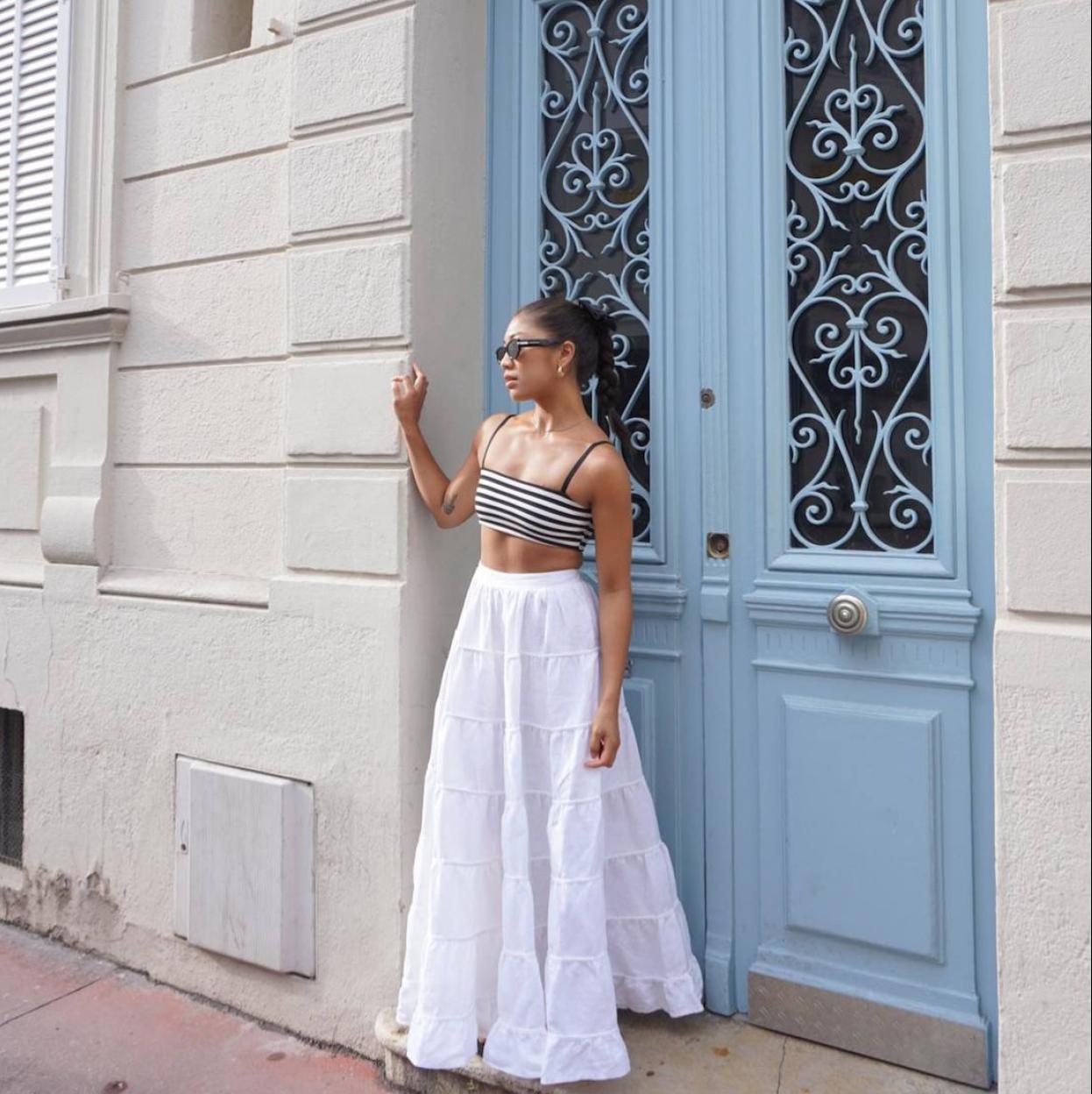 Influencer con falda blanca bordada