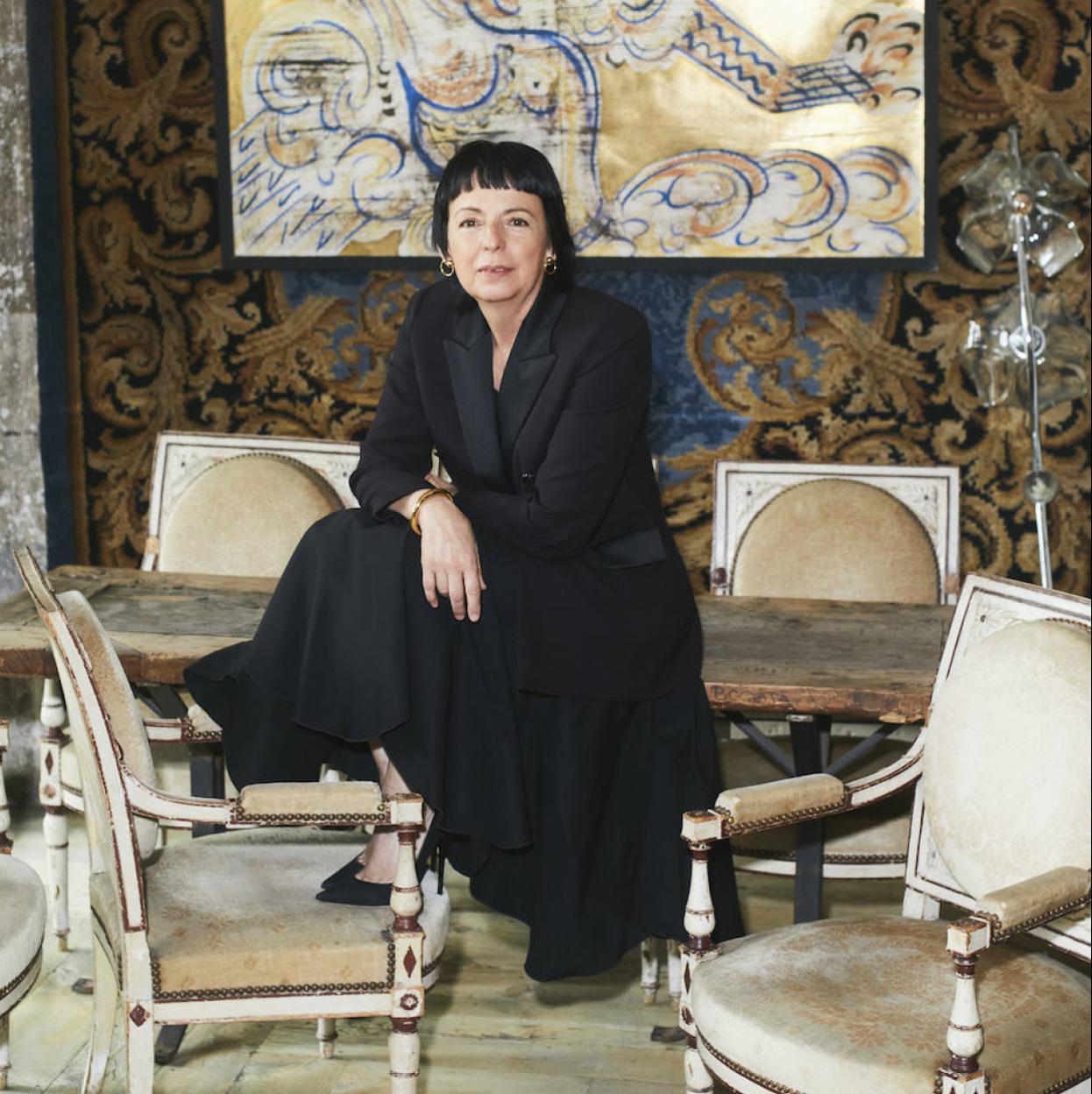 Fina Puigdevall con americana y falda de Tot-Hom; camiseta de Americana Vintage, salones negros de Guess y joyas de Tous.