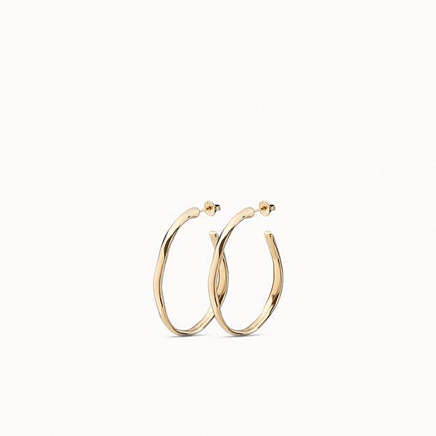 Imagen principal - Pendientes de aro abierto bañados en oro de 18k de UNOde50 (105€)/ Sandalia de piel con trenza old champagne de Malababa (230€)/ Vestido de manga larga con estampado de rayas de Scalpers (79,90€)