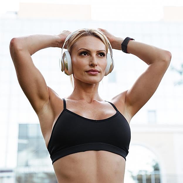 La patada de tríceps es un ejercicio fácil para tonificar los brazos. 