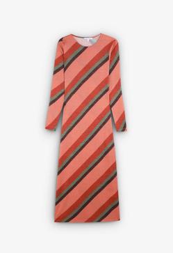 Imagen secundaria 2 - Pendientes de aro abierto bañados en oro de 18k de UNOde50 (105€)/ Sandalia de piel con trenza old champagne de Malababa (230€)/ Vestido de manga larga con estampado de rayas de Scalpers (79,90€)